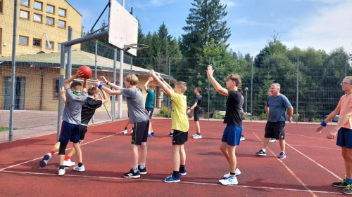 Čtyřicítka florbalistů zvládla herní kemp v Polsku