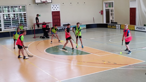 Čtyřicítka florbalistů zvládla herní kemp v Polsku